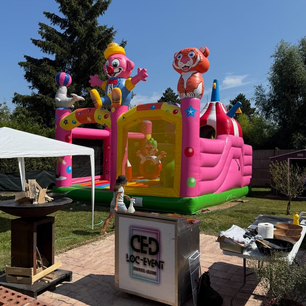 Une touche de fun et de chaleur à Beuvrages grâce à notre structure gonflable et notre brasero
