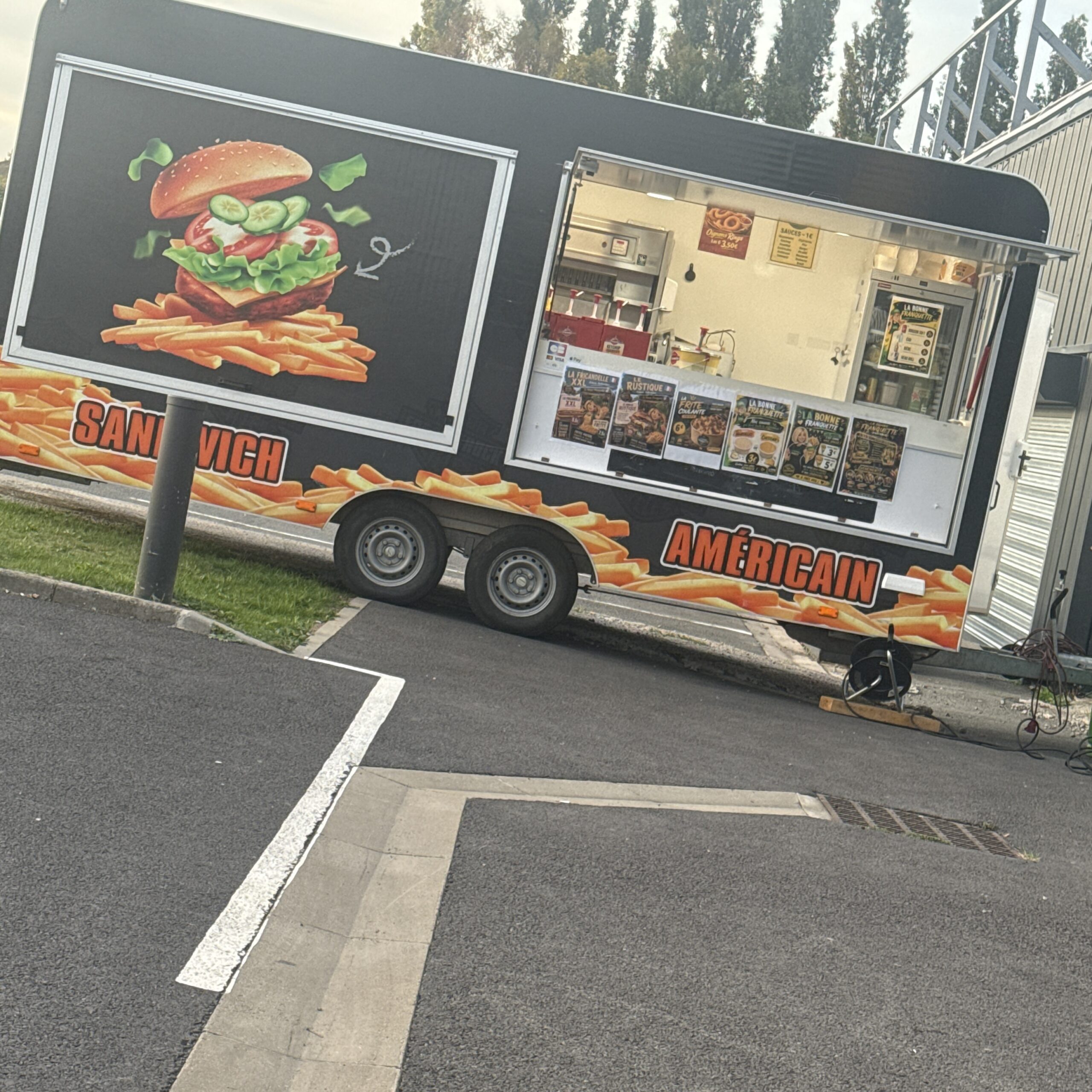 Inauguration de Cash Boissons à Noyelles-Godault : un stand de frites pour l’occasion